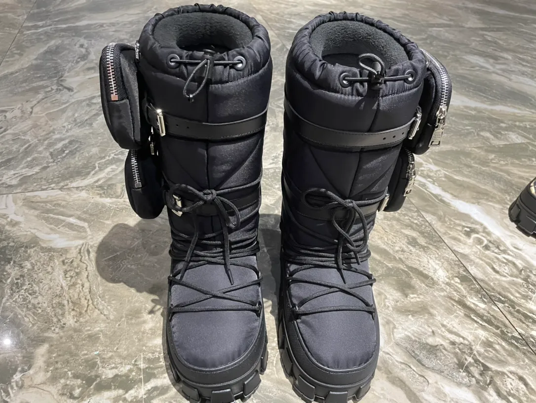 👟👟Ex-factory price 880👟👟 The highest version on the market, Prada's king style, snow boots, ski boots, chubby, so cute and cute →_→ From the Prada limited series, unique. Shiny nylon Oblique upper with criss-cross straps for an ideal fit. The boots are made of technical fabric and have a short-cut version. They can be worn in the city or in the mountains. They make the calves slimmer, taller, warmer and have a concave shape. The boots and soles use the original waterproof effect. The size is 35-40. 41Customized